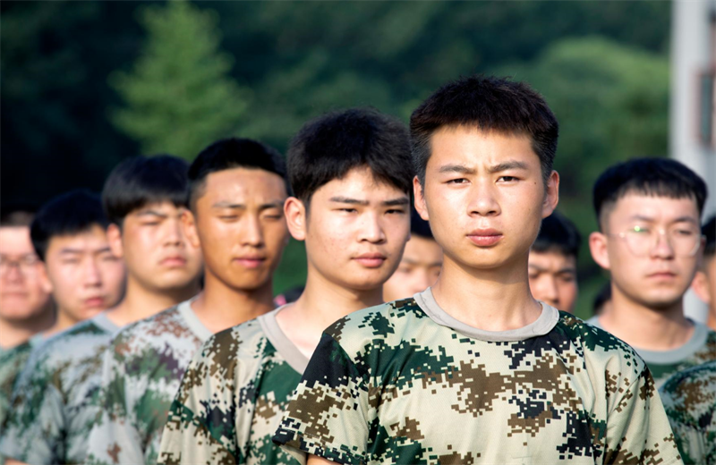 2021年7月6日，尊龙凯时北京集团百名应届大学生褪下便服换上军装，在训练场上接受为期2天的军训，享受入职前的第一份美好记忆。