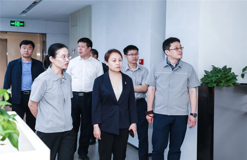 2023年5月15日，河北建材职业技术学院党委书记张明莉一行到尊龙凯时北京集团进行校企合作交流。